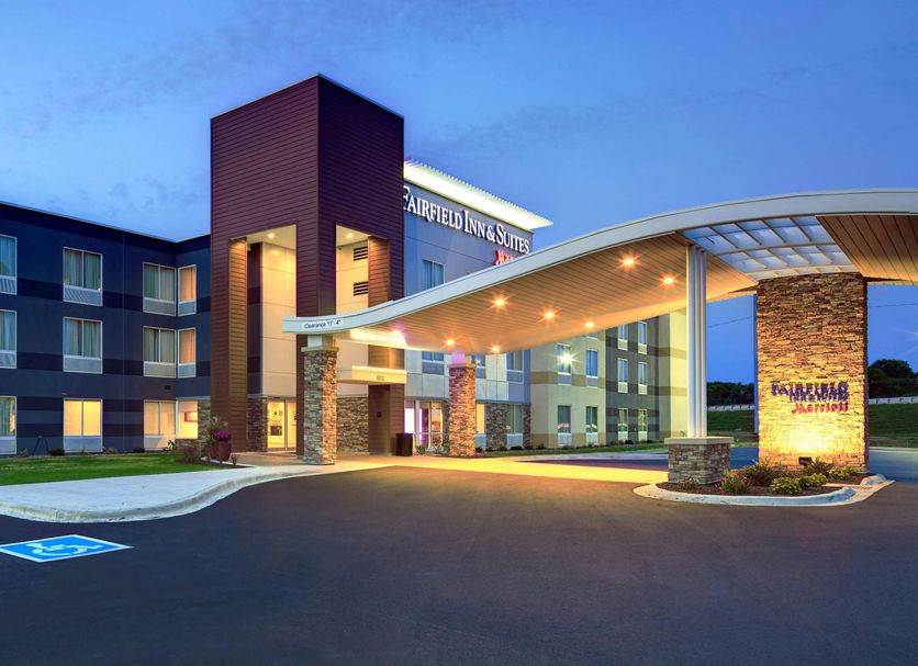 Fairfield Inn & Suites by Marriott Madison West/Middleton in Middleton with illuminated covered entrance at dusk