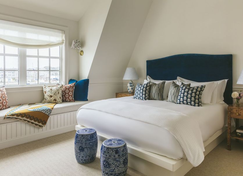Gardiner House Newport guest room with king bed, window seat, and blue accent decor