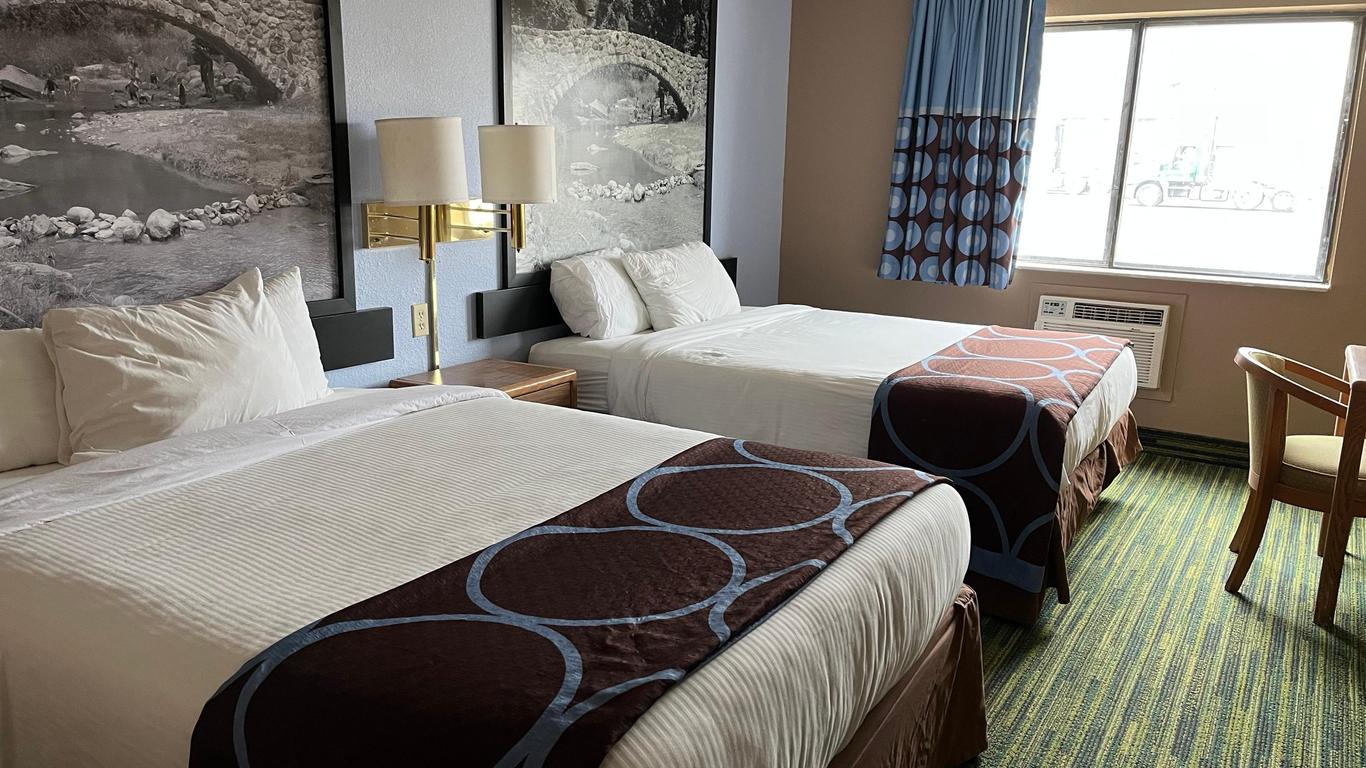 Boarders Inn & Suites by Cobblestone Hotels Waterloo Cedar Falls