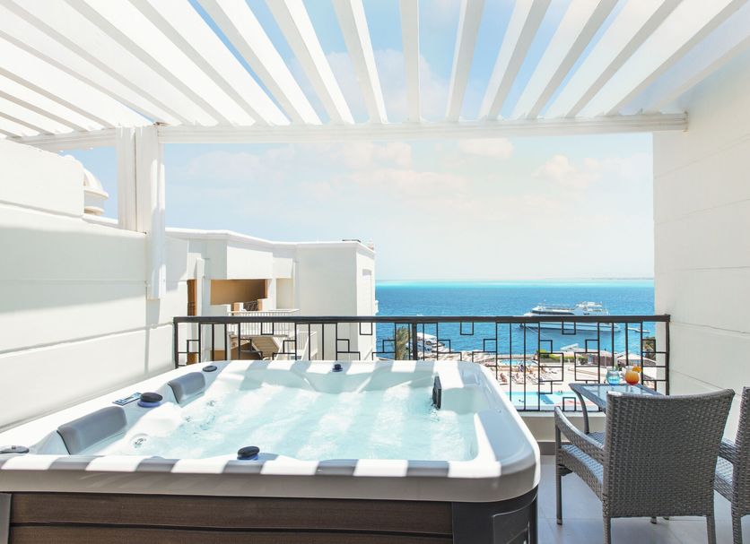 Sunrise Holidays Resort, Hurghada: private balcony with hot tub and ocean view over the pool