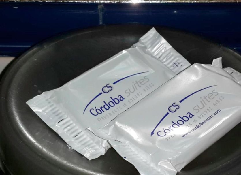 Córdoba Suites Buenos Aires snack packets on a tray