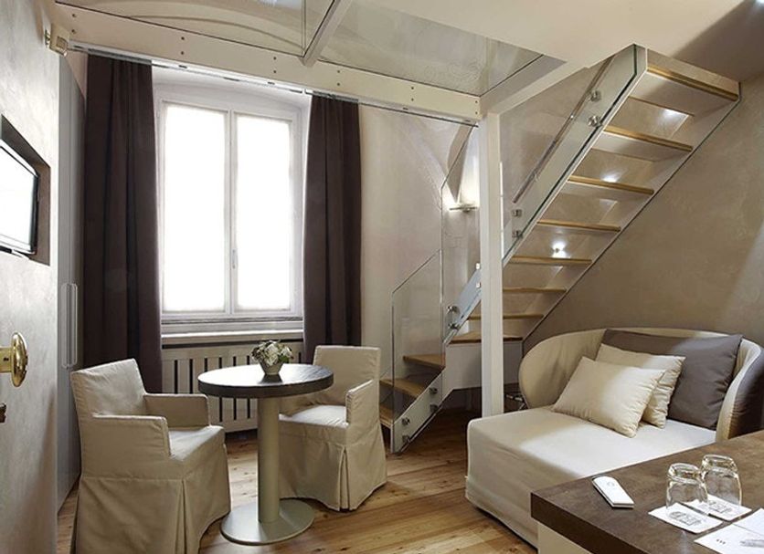 Hotel Parco Borromeo, Cesano Maderno: loft-style room with stairs, seating area and sofa bed