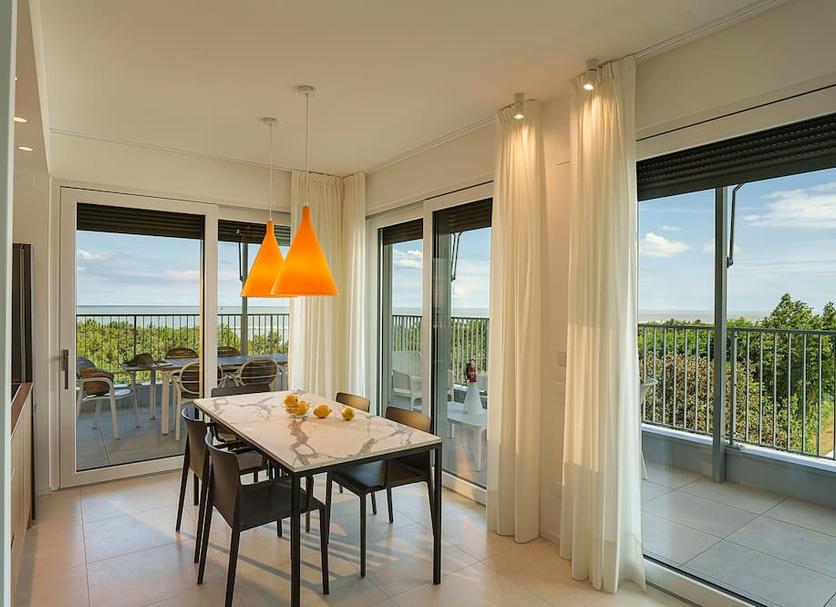 Dining room Photo