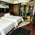 Great Wall Hotel (Yichang Cbd Food Street Store) room with two twin beds and glass shower in Yichang