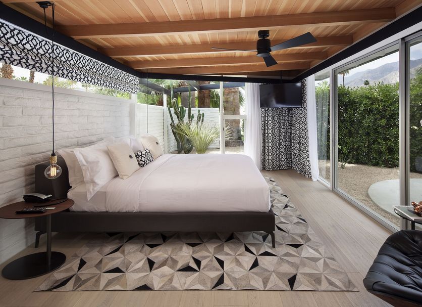 L'Horizon Resort & Spa Palm Springs guest room with bed and floor-to-ceiling garden views