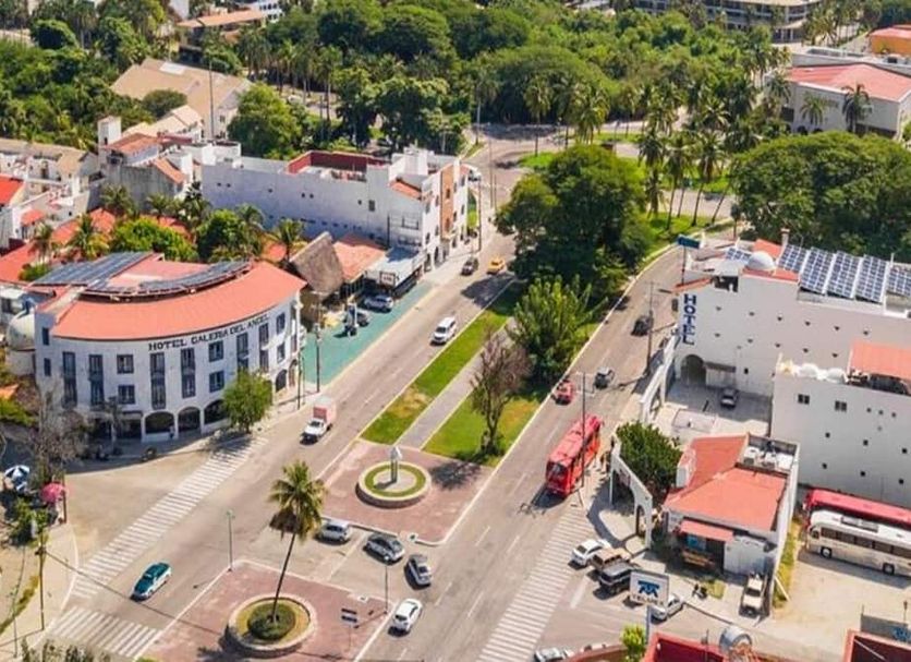 Hotel Galería del Ángel in La Crucecita, aerial view of a roundabout, streets, and surrounding buildings