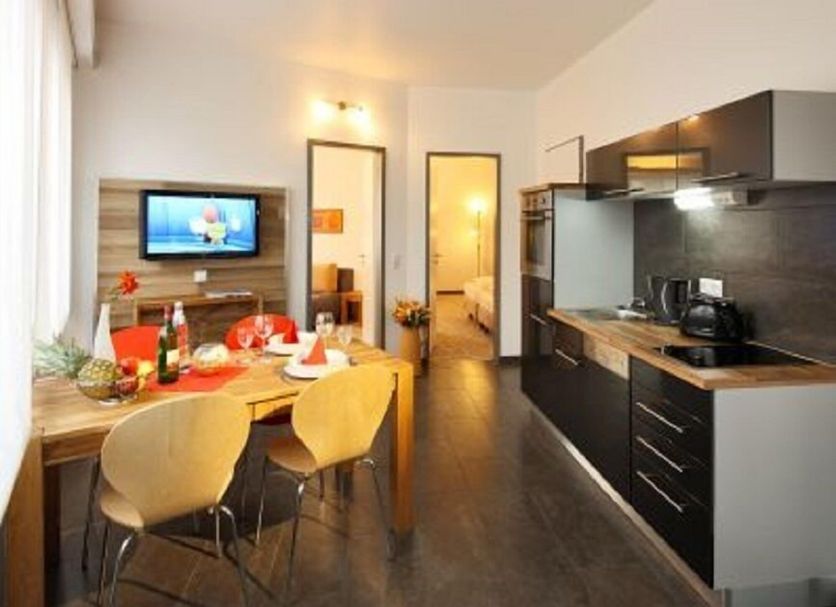 Petul Apart Hotel Am Ruhrbogen in Bochum, apartment-style room with kitchenette and dining area