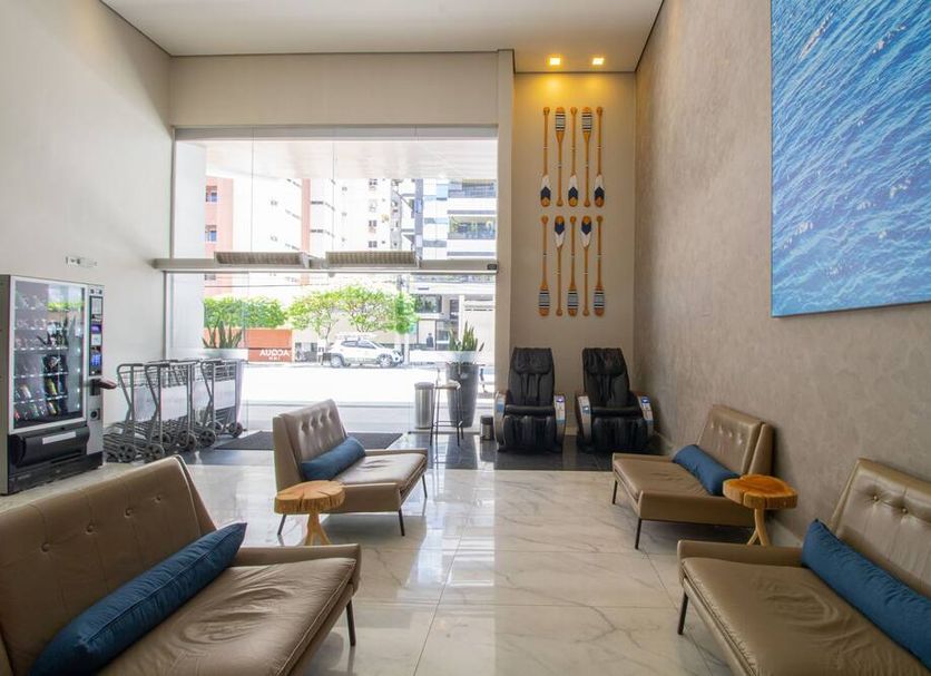Acqua Inn Maceió Ponta Verde lobby with seating area and large street-facing windows in Maceió