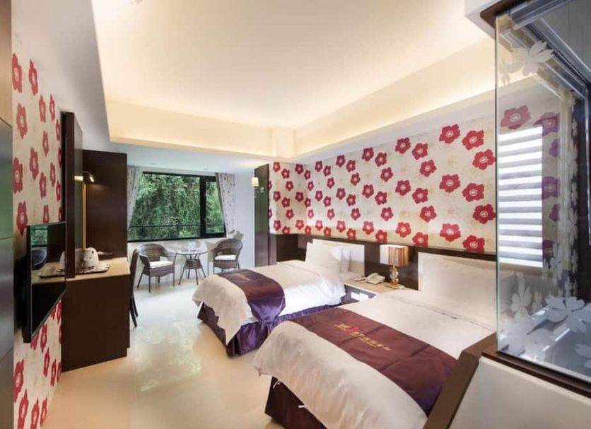 Cherry Feast Resort, Nantou City: twin beds in a floral wallpaper guest room with a window view of trees