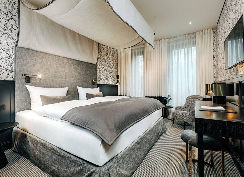 Hotel am Ochsentor, Andernach: stylish double room with canopy bed, desk, TV and large windows