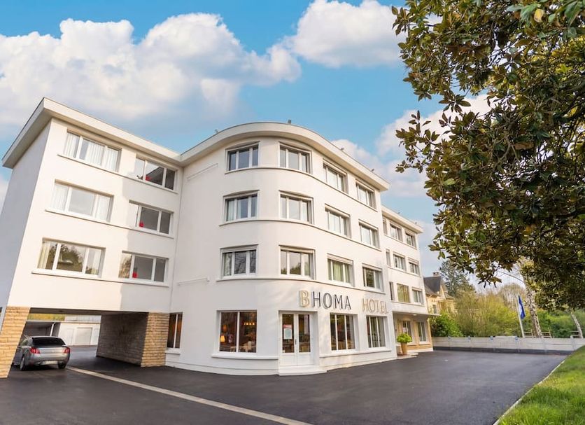 Bhoma Bourges - Hôtel in Bourges, modern white hotel exterior with arched facade and driveway