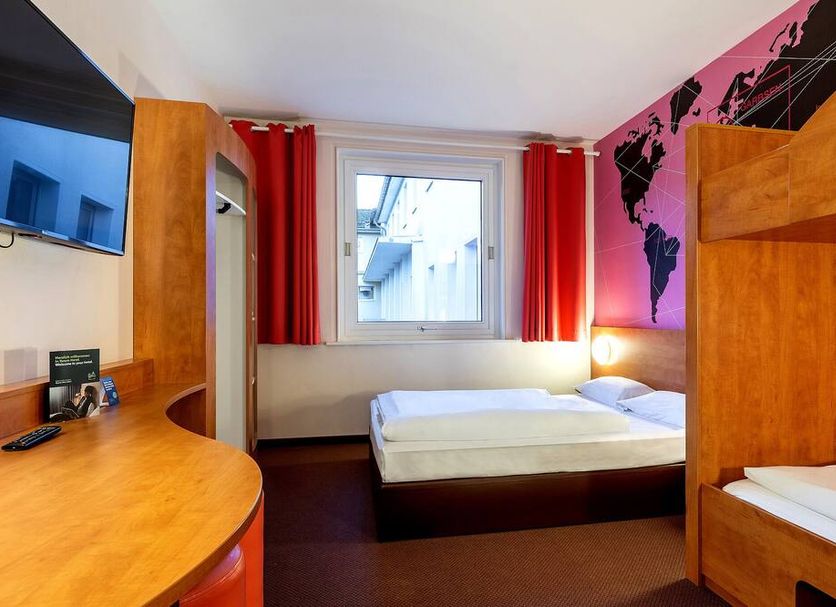 Hotel Hannover-Garbsen Nord room in Garbsen with twin beds, desk, window and bunk bed
