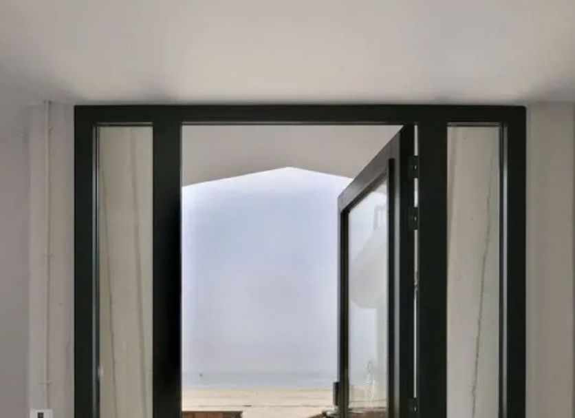 Zandpaviljoen Pier 7 in Vlissingen with open doors to a wooden deck and sea view