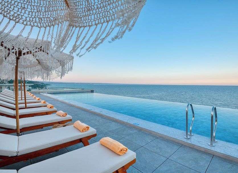 Grifid Hotel Vistamar - Ultra in Golden Sands with infinity pool beside the sea and shaded loungers