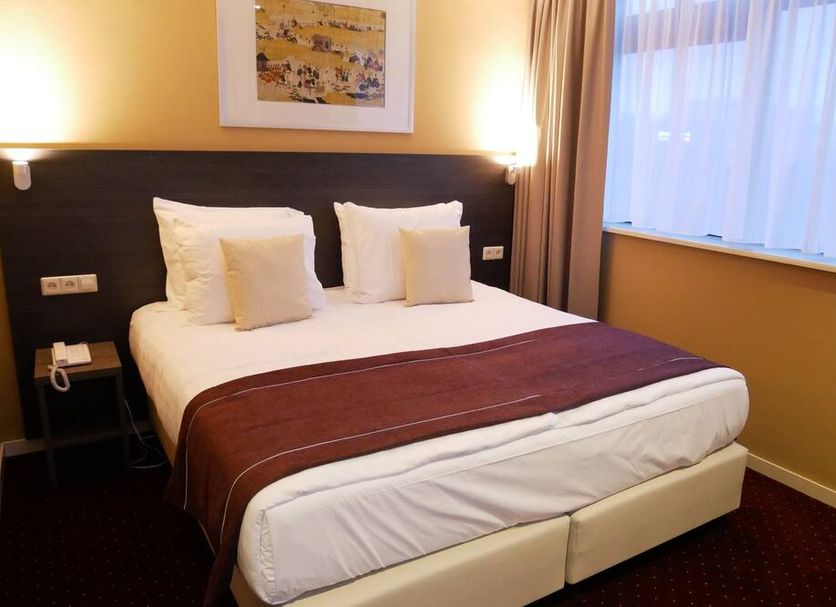 Hotel het Oosten Leiden guest room with double bed, bedside lamps and window