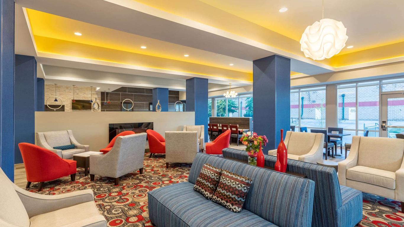 La Quinta Inn & Suites by Wyndham Bloomington