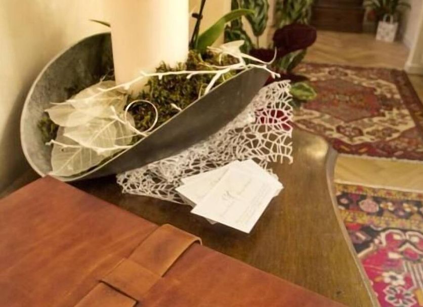 Piazza Venezia Le Camere in Trieste, bouquet on a table with a welcome card in a hallway