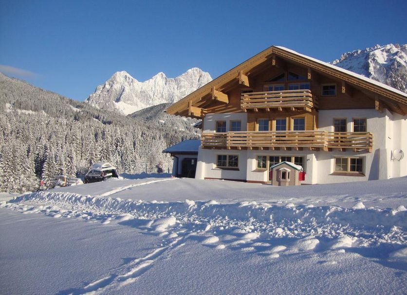 Appartement Sonnengarten in Ramsau am Dachstein, snowy alpine chalet with mountain backdrop