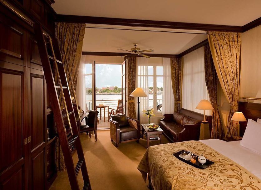 Yachthafenresidenz Hohe Düne room with balcony, sea view, sofa seating and bed in Rostock