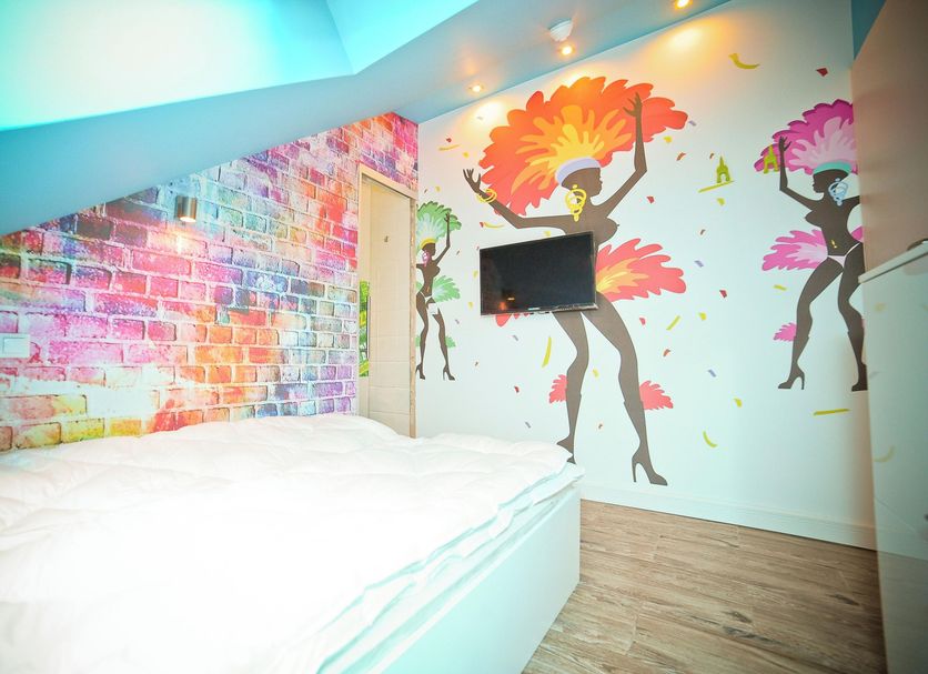 World Hostel - Old Town, Gdansk: colorful mural bedroom with wall-mounted TV and bed