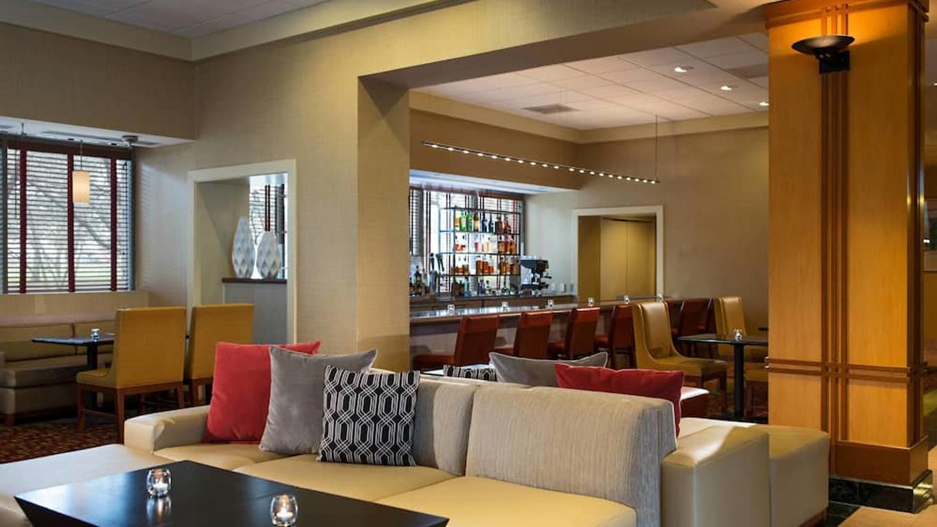 Chicago Marriott Suites Downers Grove: Luxurious Stay with Unbeatable Amenities