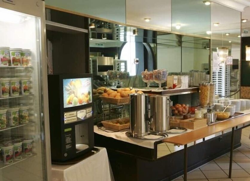 Hotel Geblergasse Vienna breakfast buffet with drinks, fruit, pastries and self-serve coffee station