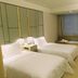 Ji Hotel Shenzhen Shennan Avenue Huaqiang guest room with two twin beds and a window seat in Shenzhen