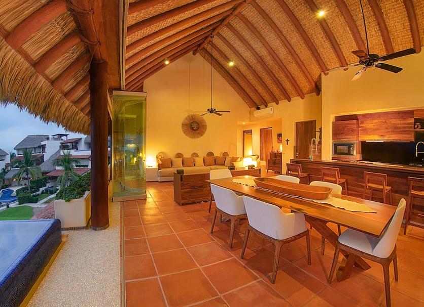 Dining room Photo