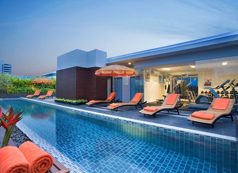 Citadines Sukhumvit 11 Bangkok rooftop pool with lounge chairs in Bangkok