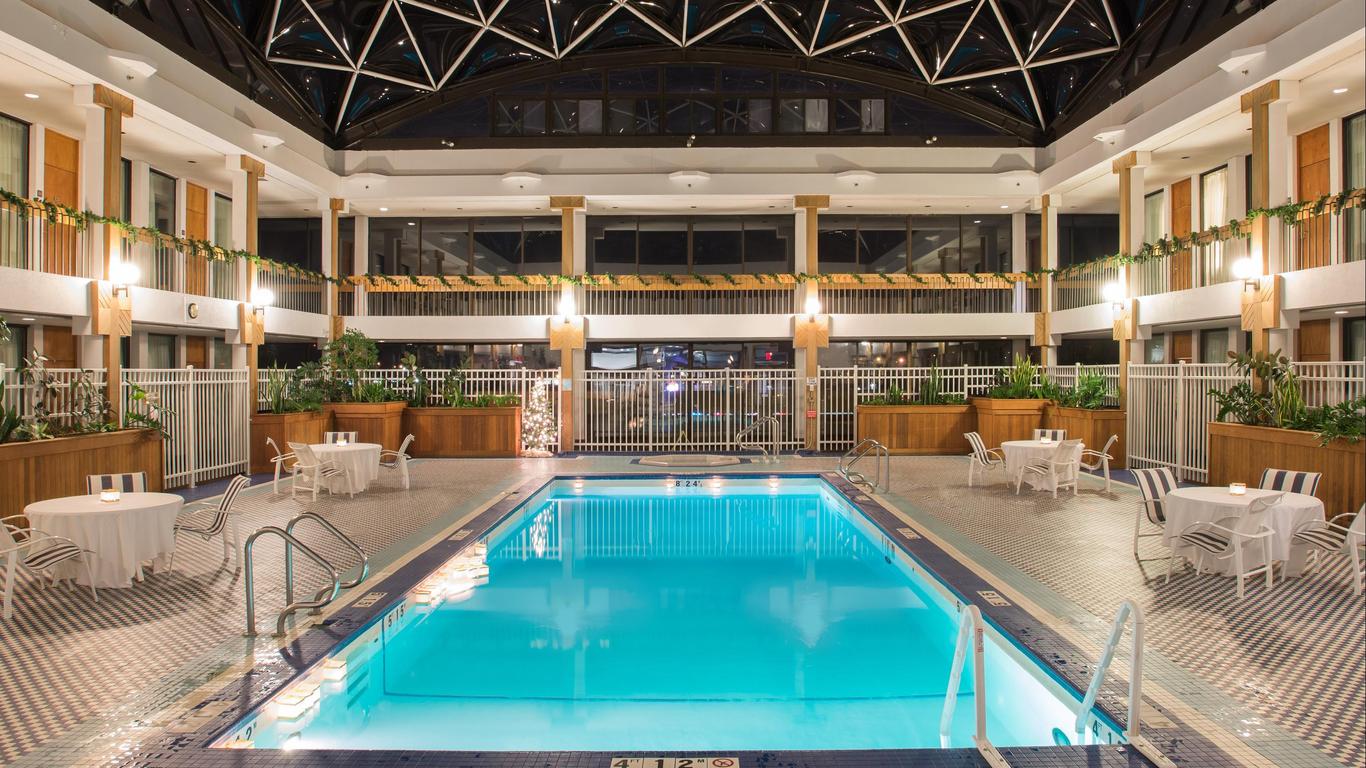 Holiday Inn & Suites Pittsfield-Berkshires, An IHG Hotel