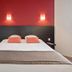 Appart'City Classic Genève - Gaillard guest room with red accent wall and double bed
