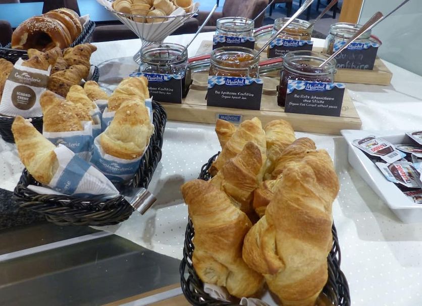 Hotel Am Kurpark Späth in Bad Windsheim breakfast buffet with croissants, pastries and jam jars