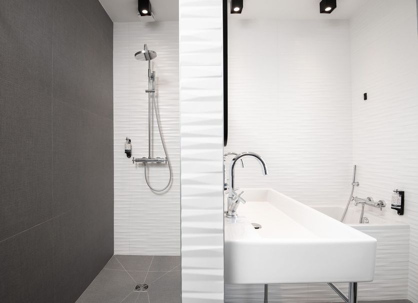 Hôtel Montmorency, Carcassonne: modern bathroom with walk-in shower and sleek white bathtub