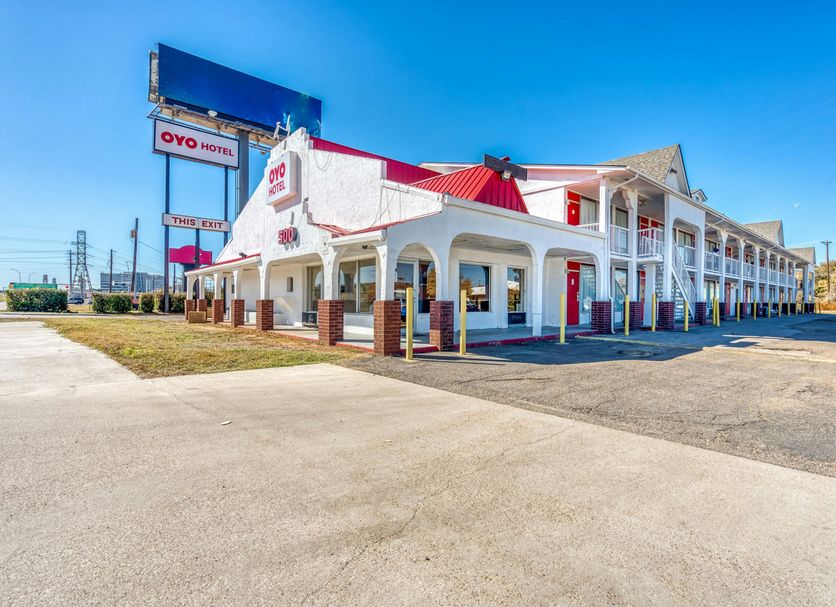 OYO Hotel Waco University Area/ I-35 in Waco, exterior of a two-story motel with arched walkways