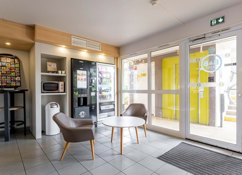 B&B HOTEL Boulogne-sur-Mer Saint-Martin lobby seating area with vending machines in Saint-Martin-Boulogne