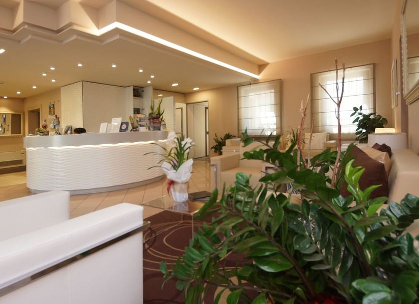 Hotel Dori in Peschiera del Garda lobby with reception desk, seating area and lush potted plants