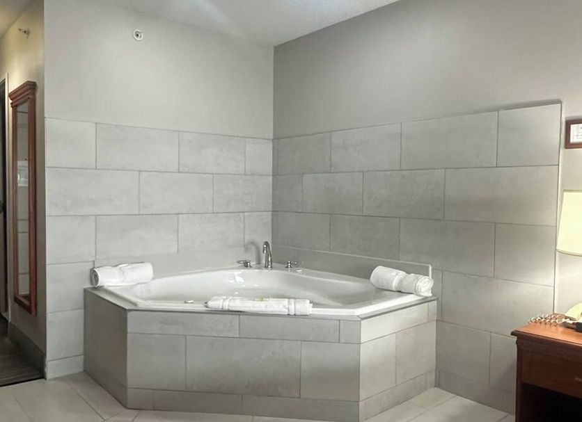 Country Inn & Suites by Radisson, Toledo South, OH in Rossford: corner soaking tub in a tiled bathroom