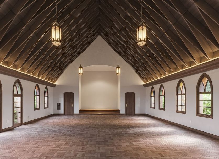 Commodore Perry Estate, Auberge Collection in Austin: grand hall with vaulted wood ceiling and arched windows