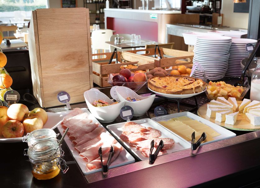 Hotel Campanile Creteil - Bonneuil Sur Marne breakfast buffet with fruit, pastries, cheese, and cold cuts