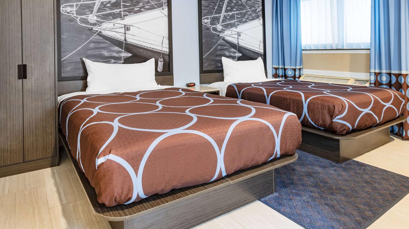 Super 8 by Wyndham Lindenhurst