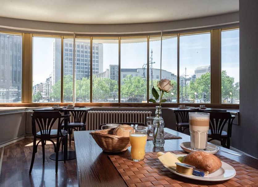 acom-Hotel Berlin Kurfürstendamm breakfast room with city views and table setting