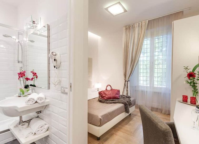 Rome River Inn, Rome: compact hotel room with single bed, window drapes and small bathroom vanity