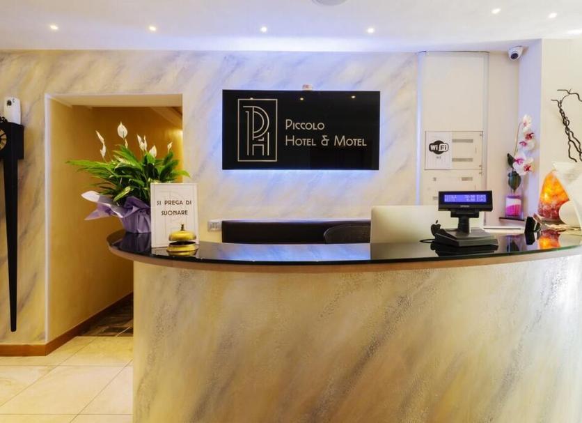 Front desk Photo