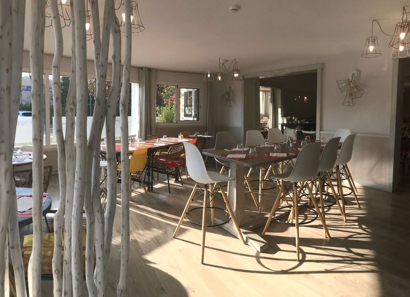 Kyriad Lyon Est - Bron Eurexpo Le Cottage dining room with tables, chairs and birch tree decor