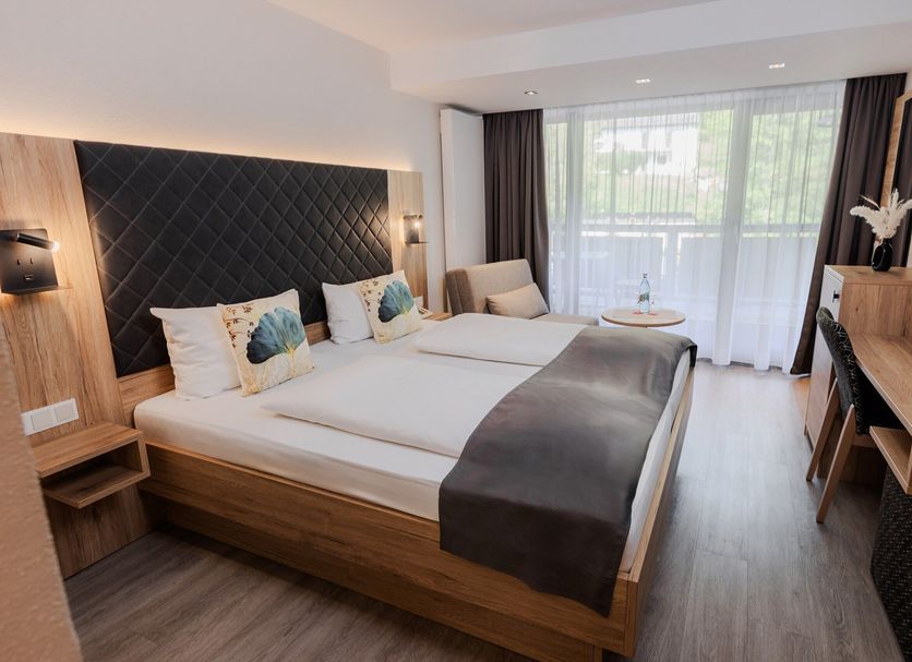 Gasthof Zur Linde, Heimbuchenthal: modern guest room with twin beds, desk, chair and balcony doors
