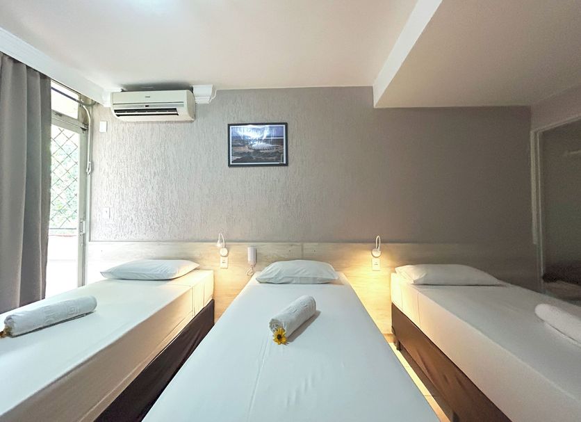 Hotel El Pilar by Bsb Inn in Brasilia: triple room with three single beds and wall-mounted air conditioner