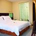Nan Xiang Hotel - Guiyang guest room with bed, desk, chair and glass bathroom door