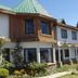 Hosteria Las Amapolas in San Carlos de Bariloche, exterior with green roof and garden