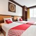 OYO 389 Sira Boutique Residence in Patong guest room with twin beds and large window