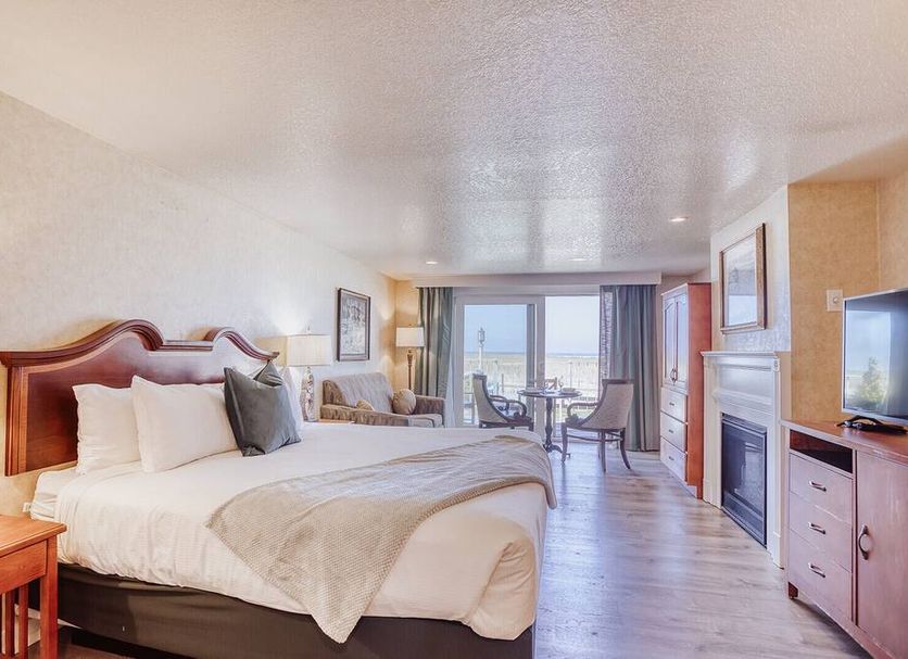 Inn of the Four Winds Seaside Oceanfront guest room with king bed and oceanfront balcony view